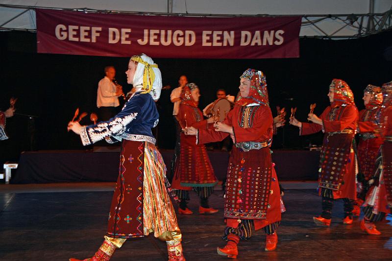 2008 aug 29 232a.jpg - De eerstejaars van het ROC Haarlem met een Turkse lepeldans.